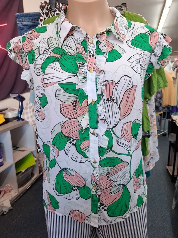 3x Liz Claiborne floral flutter sleeve button front dressy top