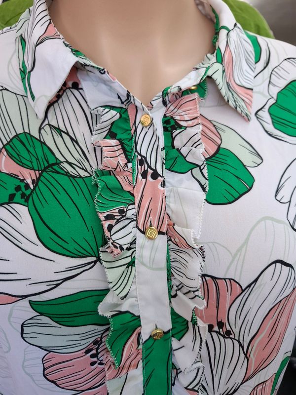 3x Liz Claiborne floral flutter sleeve button front dressy top
