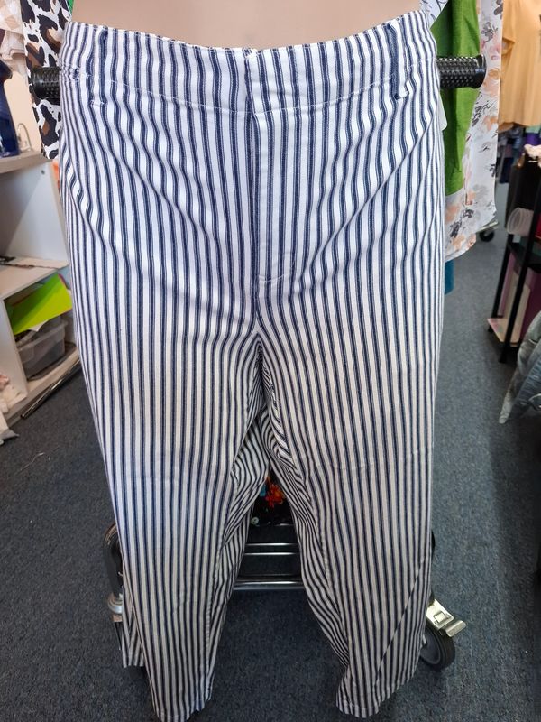22W Land's End blue white stripe crop capri jeans pants