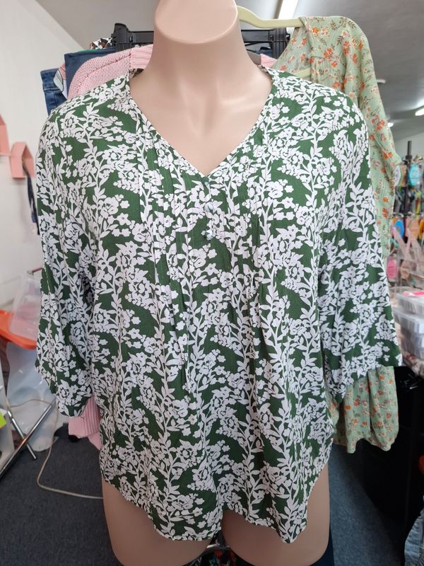 3x Fun 2 Fun green floral henley dressy top
