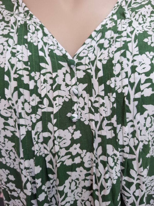 3x Fun 2 Fun green floral henley dressy top