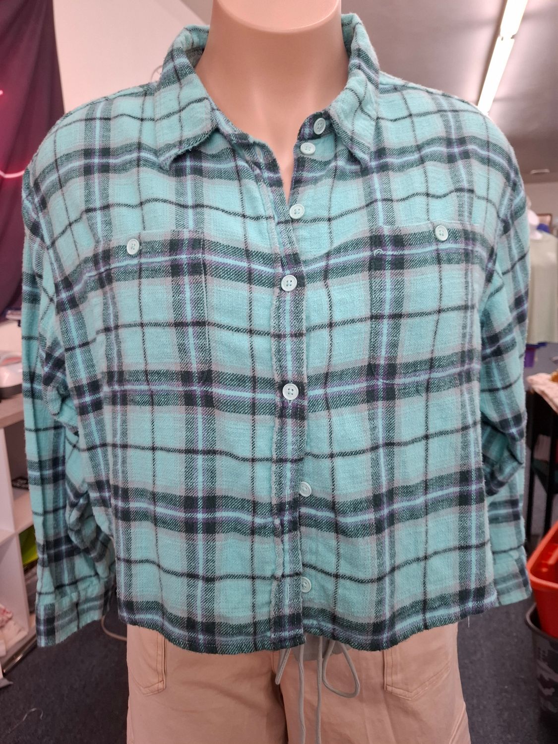 XL American Eagle blue plaid cropped flannel shirt top