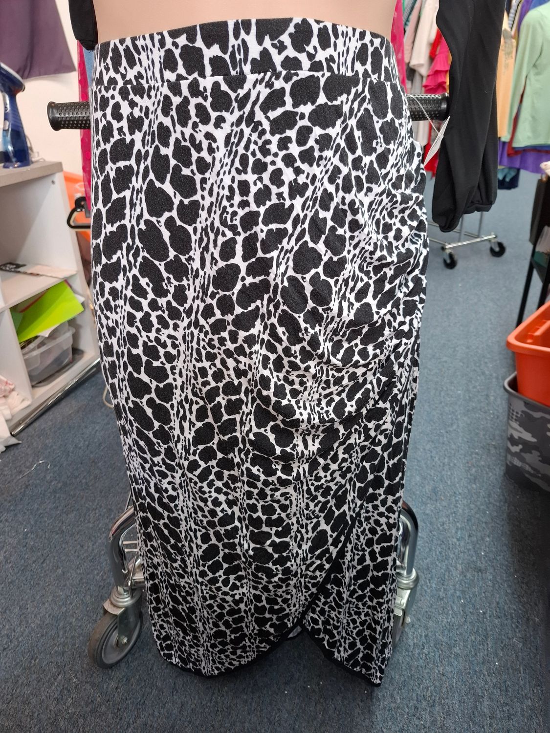 XL Worthington black and white animal print slit maxi skirt