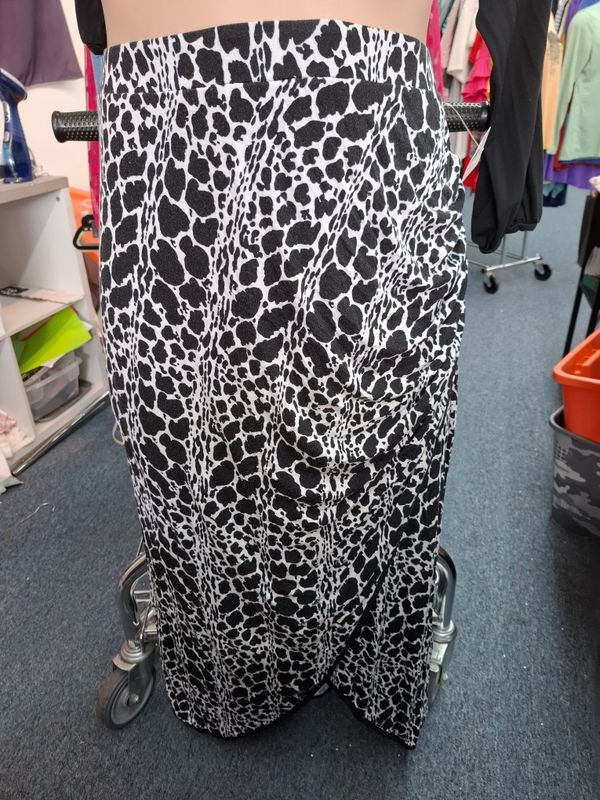XL Worthington black and white animal print slit maxi skirt