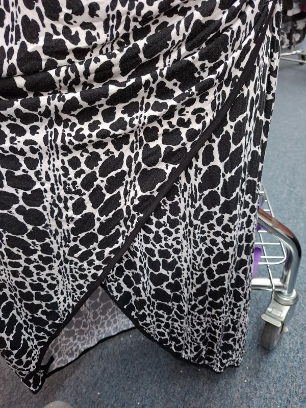 XL Worthington black and white animal print slit maxi skirt