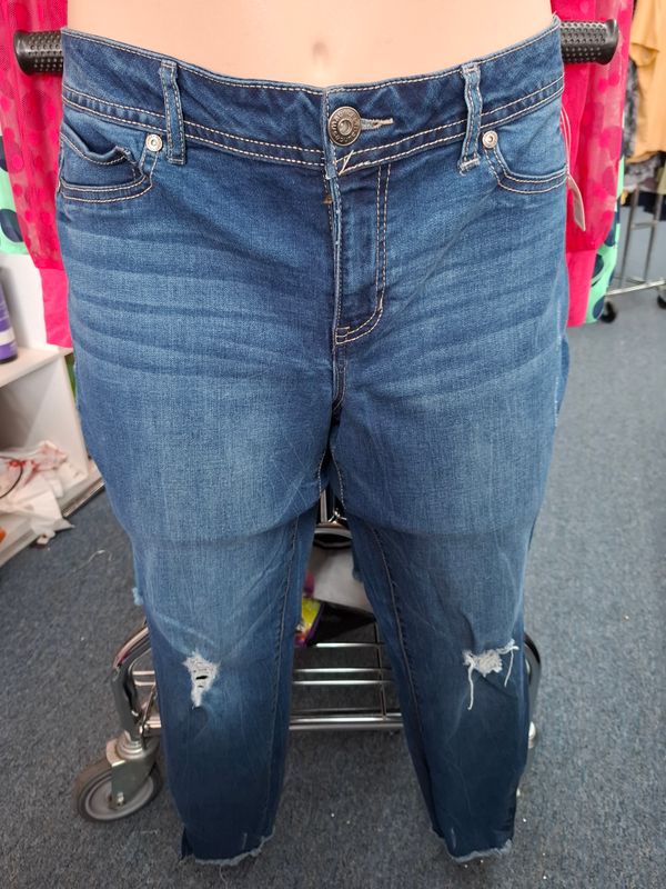 XL Maurices distressed skinny jeans fit like 16 stretchy