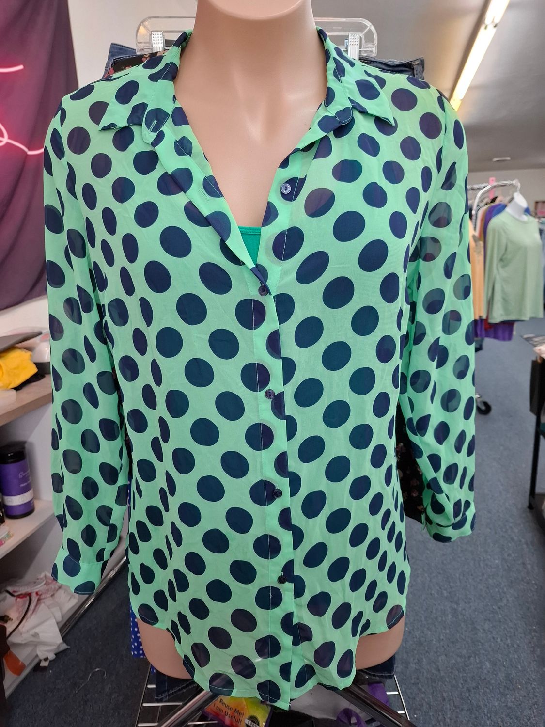 1x Liz Claiborne green navy polka dot button front top