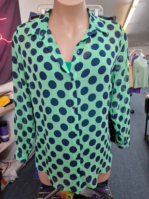 1x Liz Claiborne green navy polka dot button front top