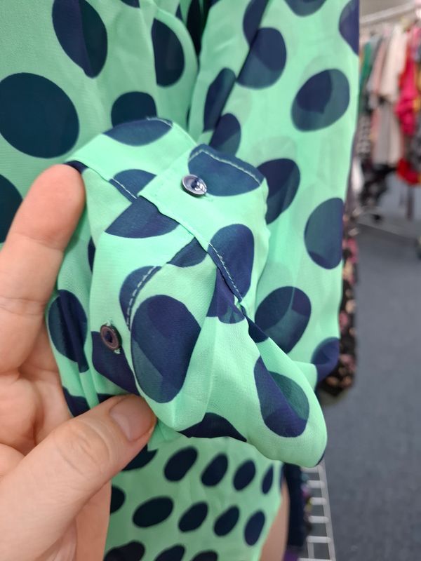 1x Liz Claiborne green navy polka dot button front top