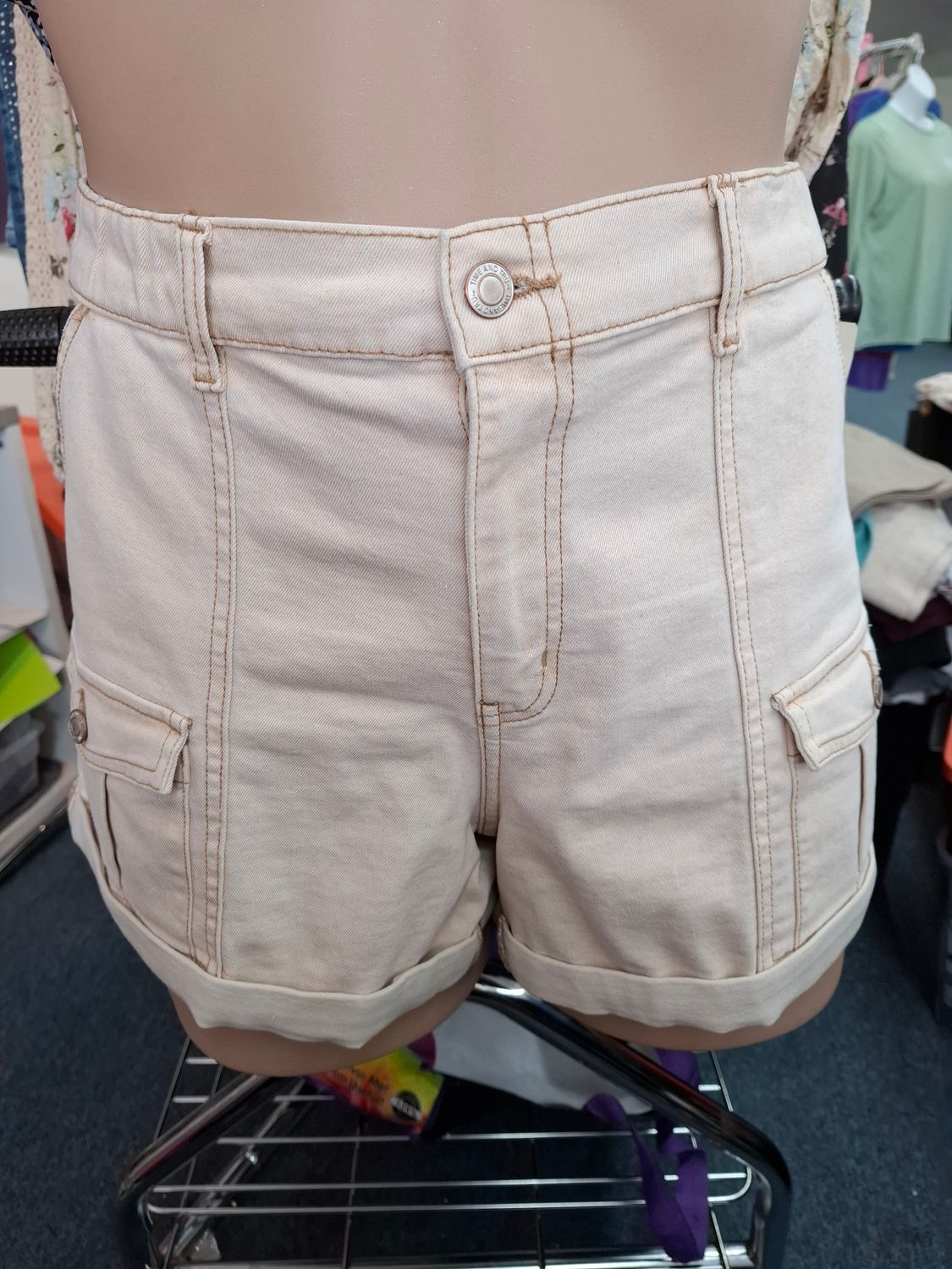 18 Time &amp; Tru khaki cargo shorts stretch waist