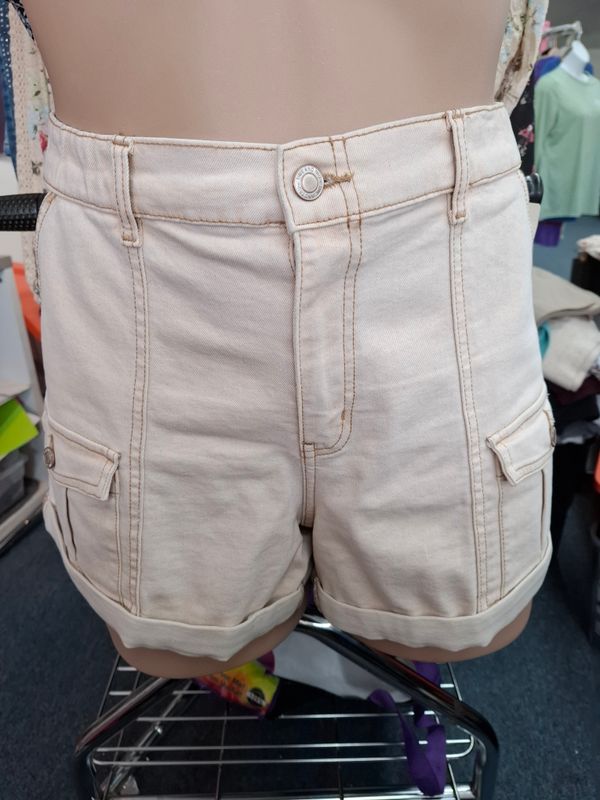 18 Time &amp; Tru khaki cargo shorts stretch waist