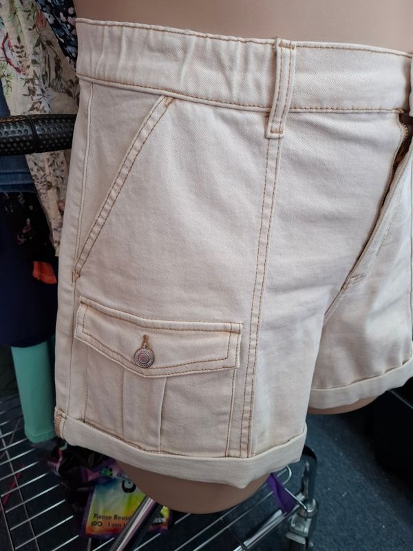 18 Time &amp; Tru khaki cargo shorts stretch waist