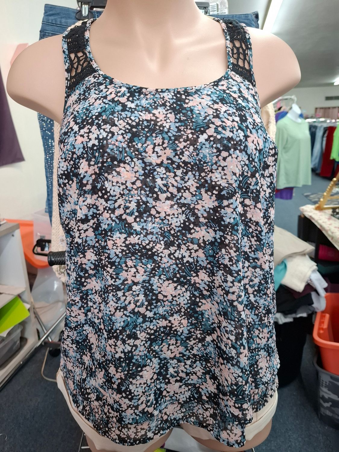 1x Torrid floral no stretch tank top lace back