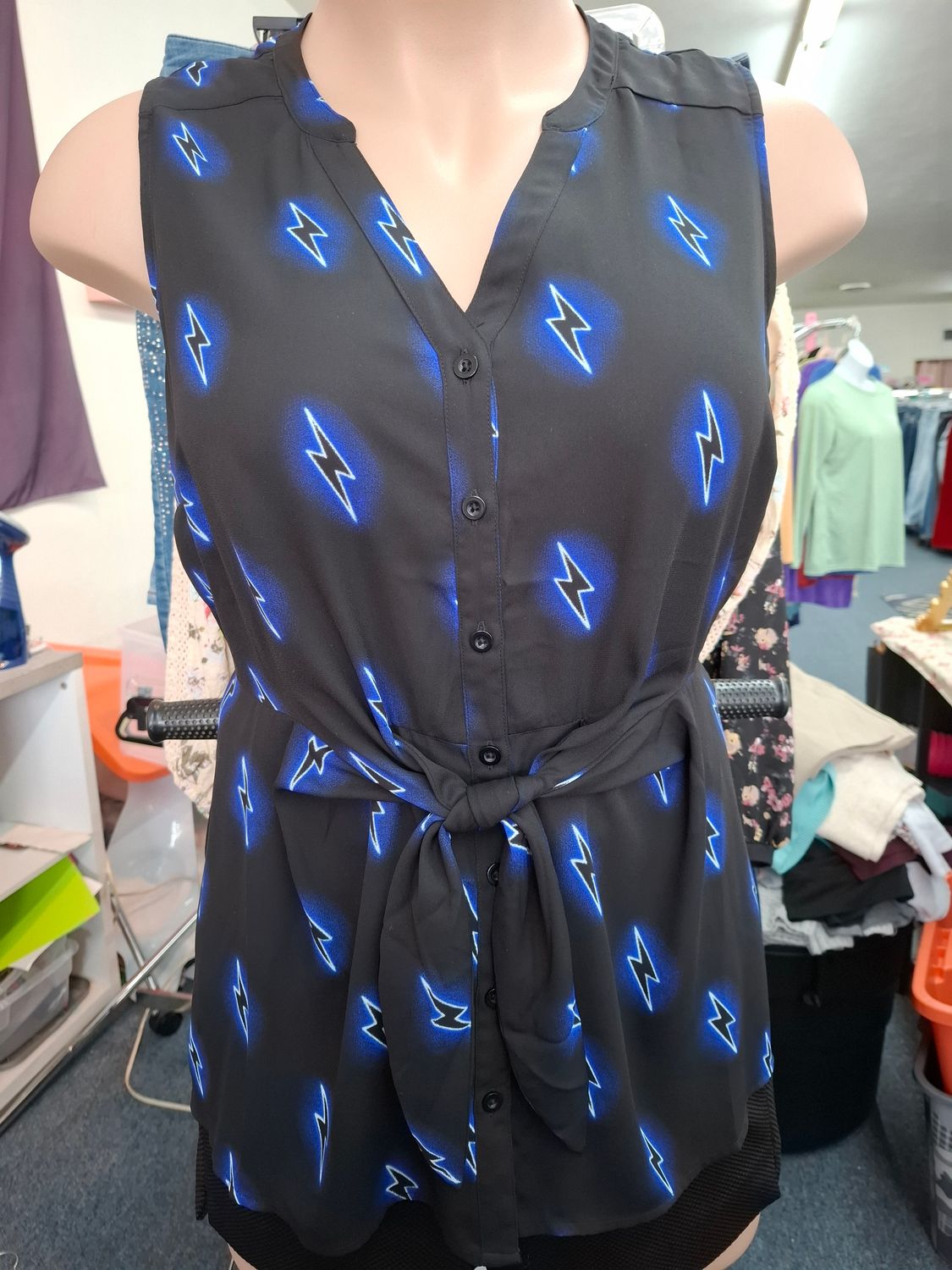 1x Torrid lightning bolt sleeveless top with tie front