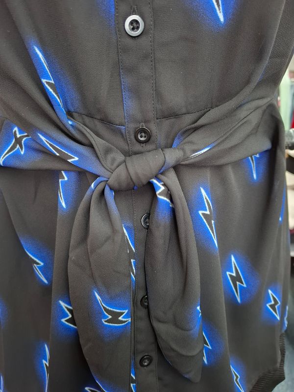 1x Torrid lightning bolt sleeveless top with tie front