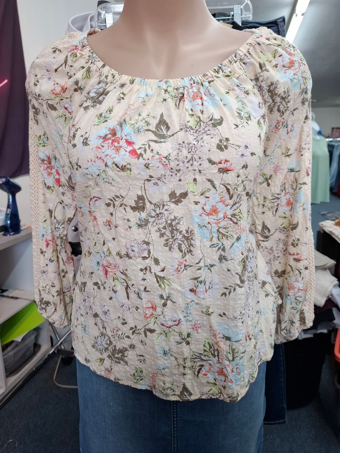 1x Frye &amp; Co floral off the shoulder top lace trim