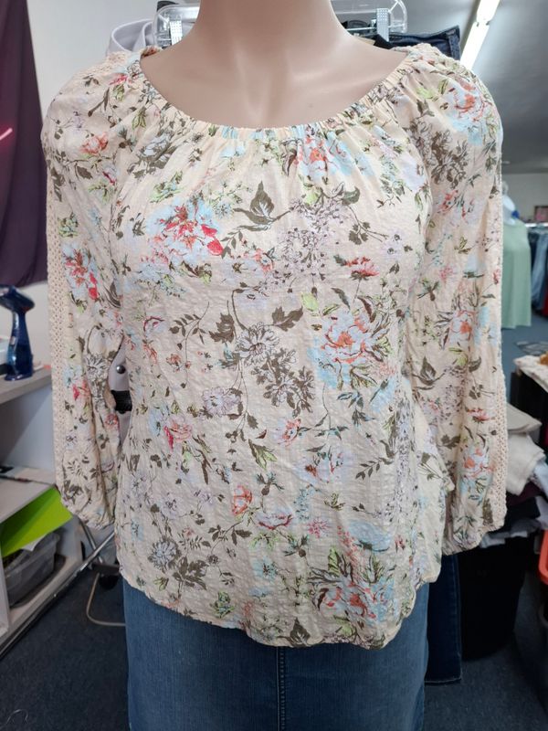 1x Frye &amp; Co floral off the shoulder top lace trim