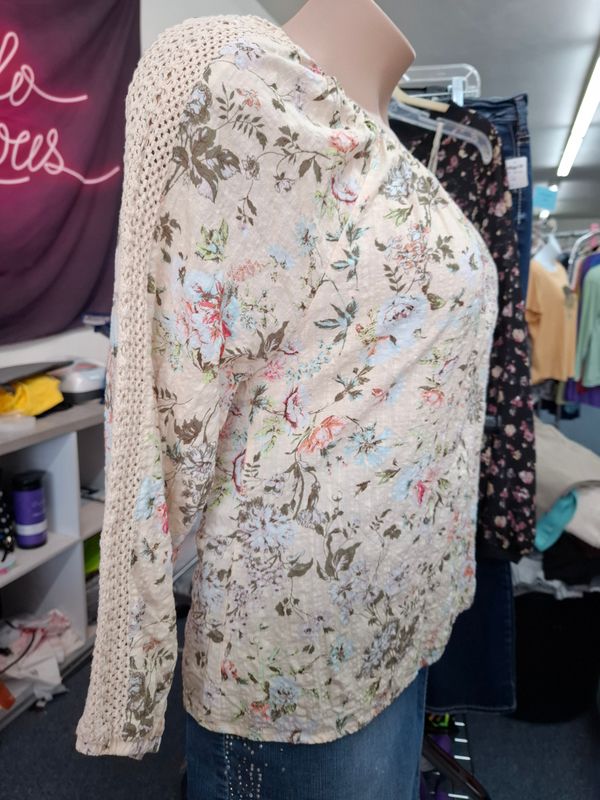 1x Frye &amp; Co floral off the shoulder top lace trim