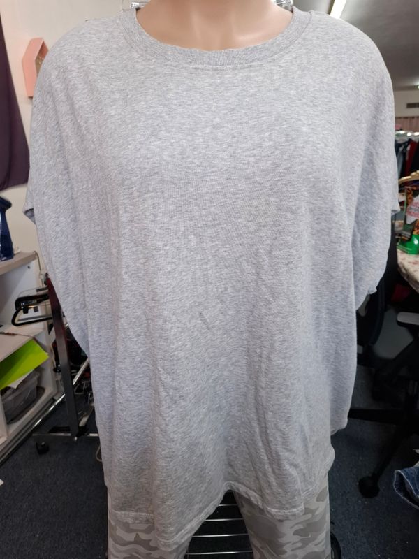 4x Livi Active gray short sleeve sweatshirt 26/28 Lane Bryant