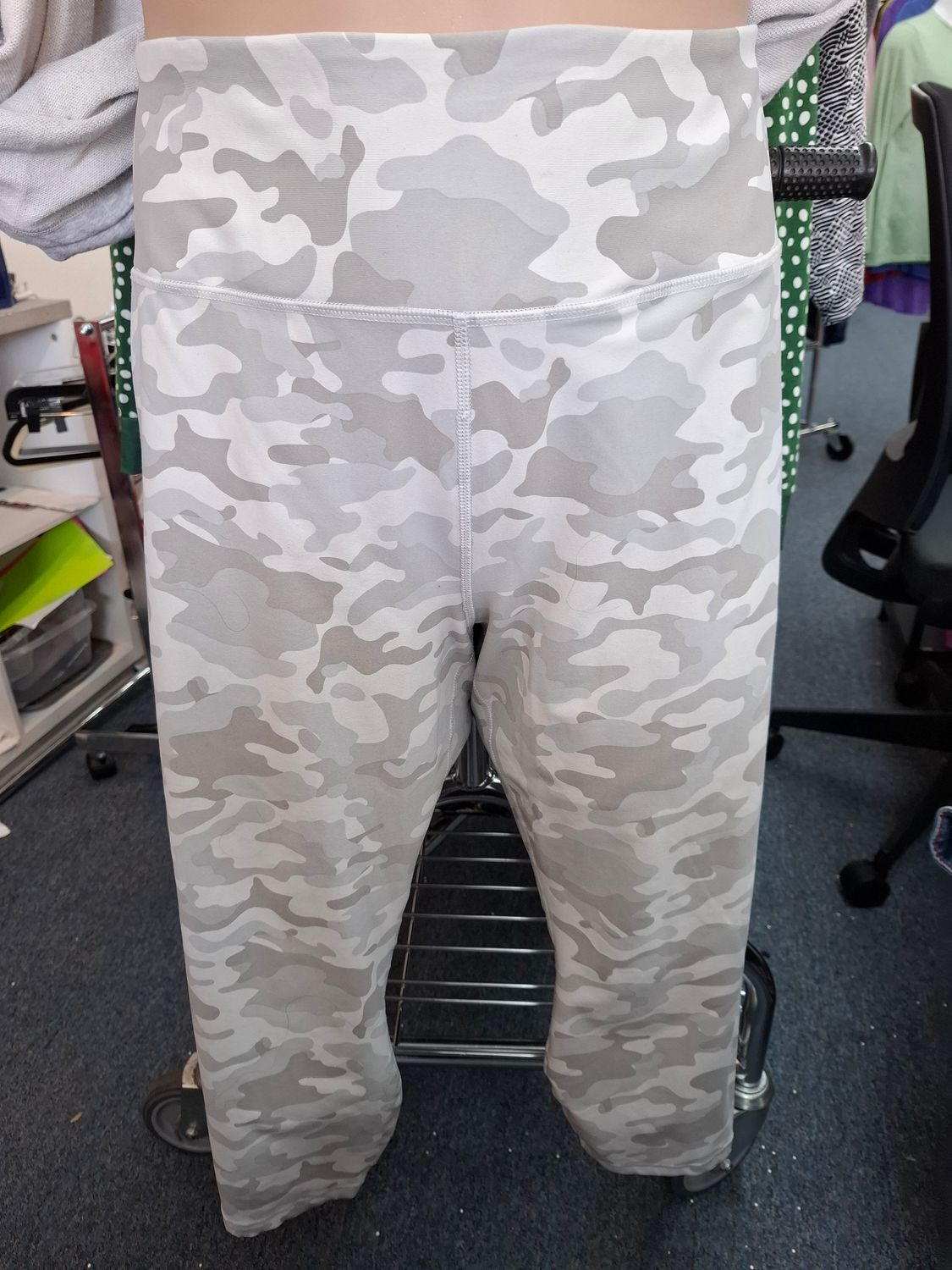 4x Torrid Active gray camo crop leggings criss cross detail