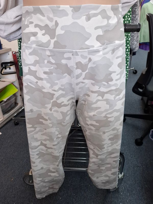 4x Torrid Active gray camo crop leggings criss cross detail