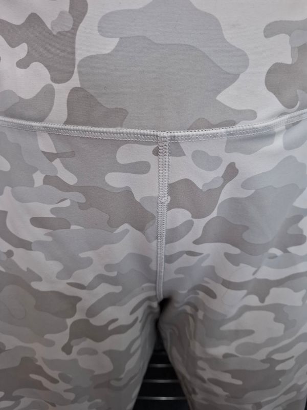 4x Torrid Active gray camo crop leggings criss cross detail