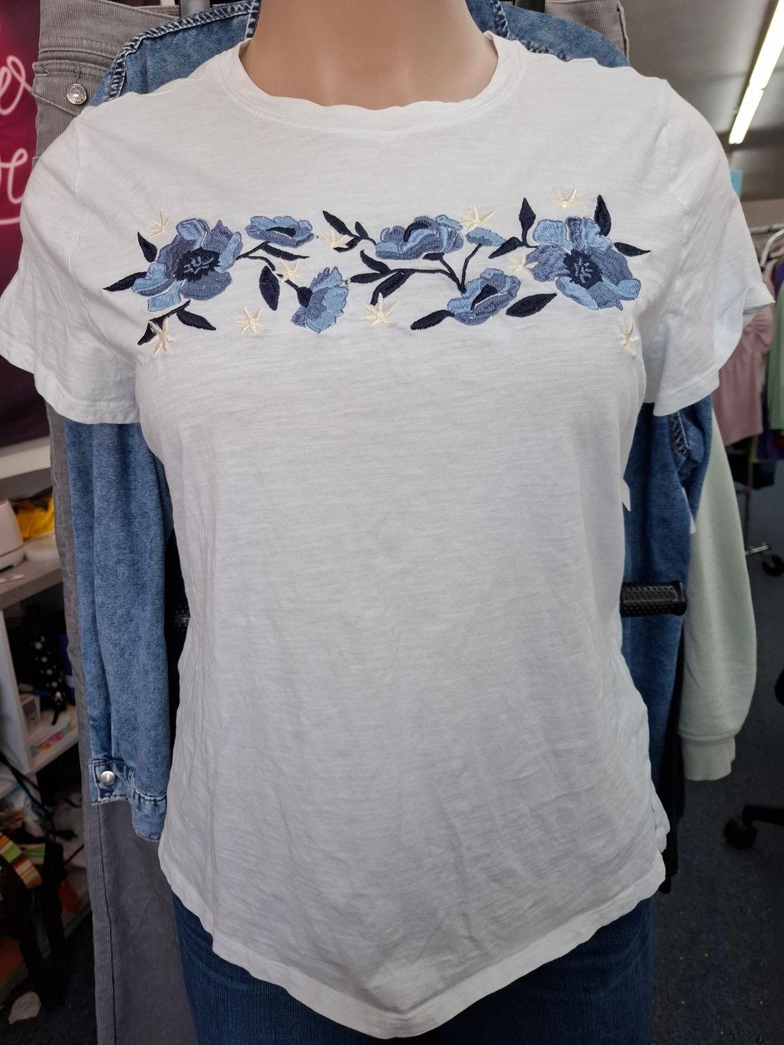 1x Maurices floral applique embroidery tee top