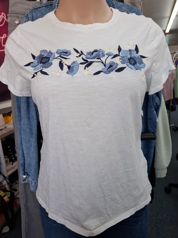 1x Maurices floral applique embroidery tee top