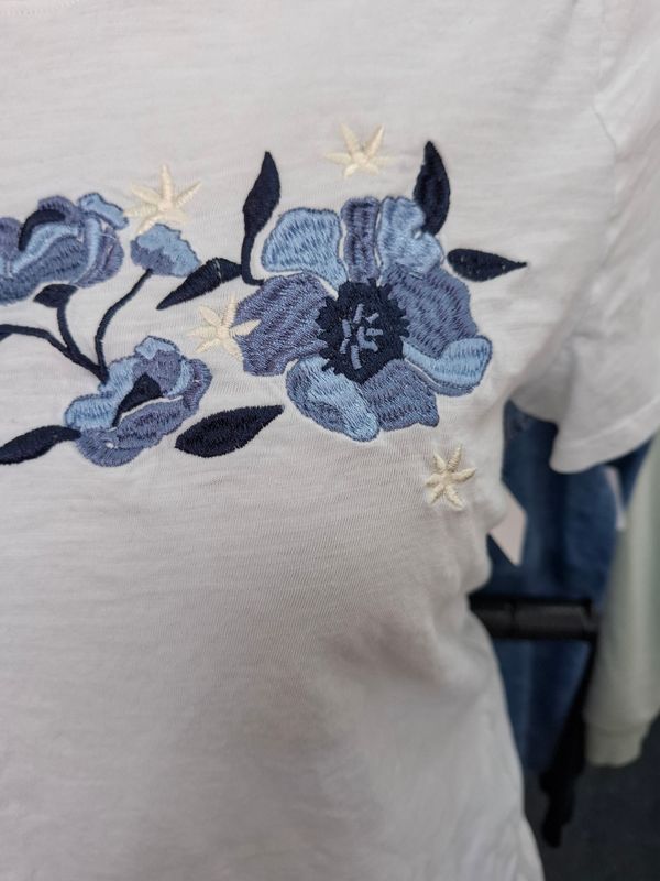 1x Maurices floral applique embroidery tee top