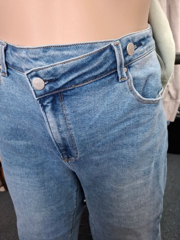 1x Risen Jeans straight leg cross waist boutique denim 14/16