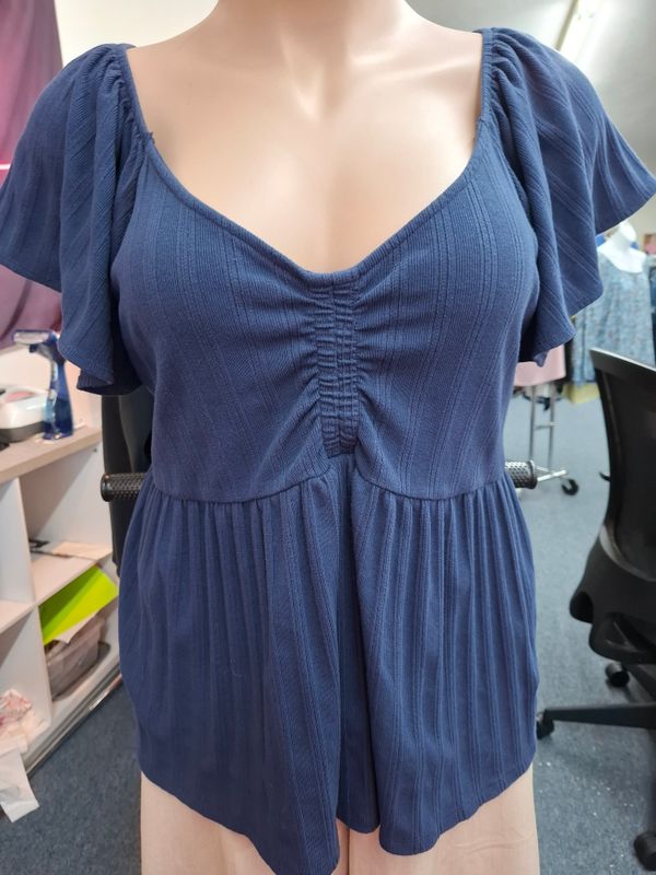 5x Torrid navy blue ribbed babydoll top flutter sleeeve