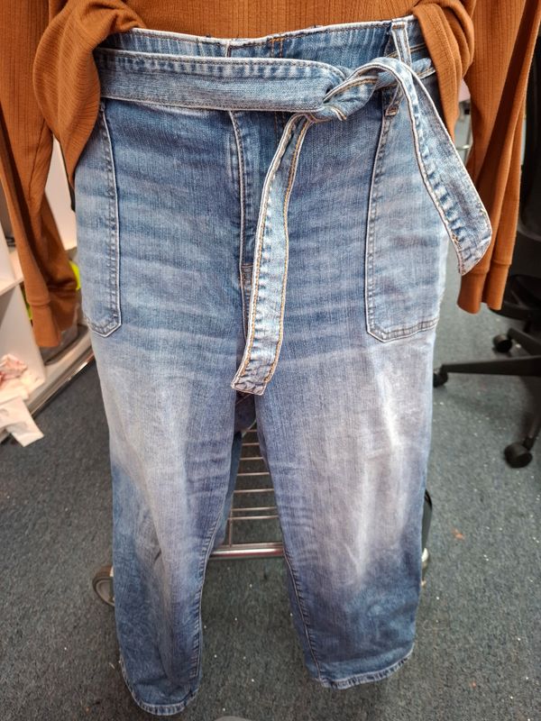26 Torrid patch pocket taper leg crop capri jeans with belt