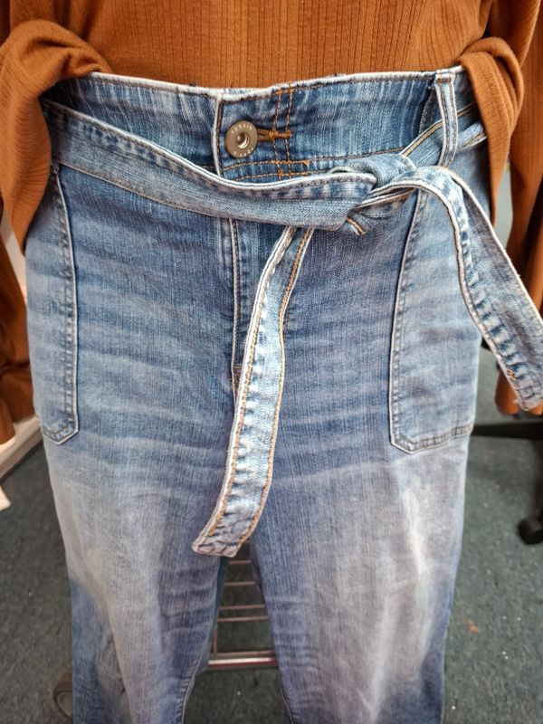 26 Torrid patch pocket taper leg crop capri jeans with belt