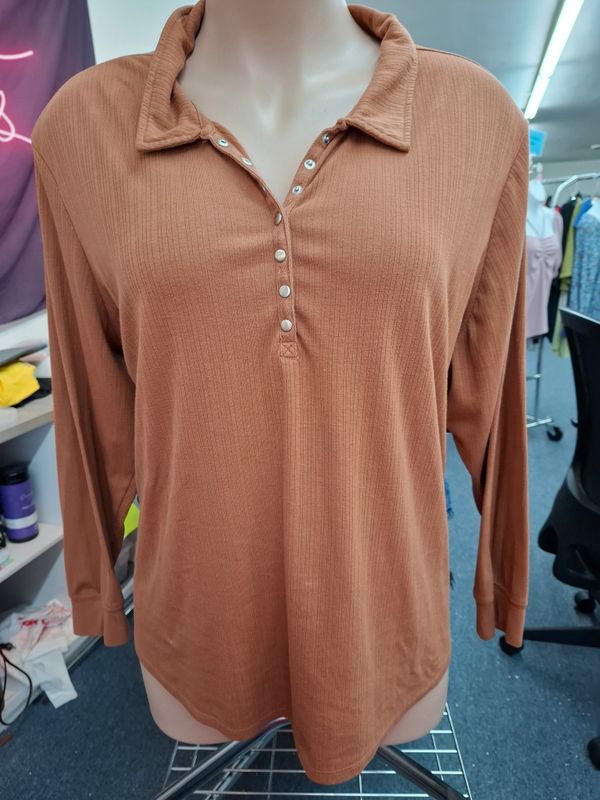 4x Maurices rust ribbed long sleeve button henley top
