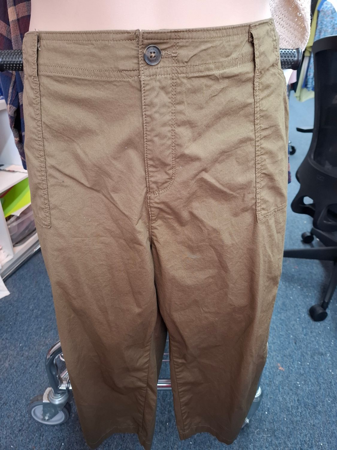 20W Liz Claiborne Valerie olive green cargo capri pants