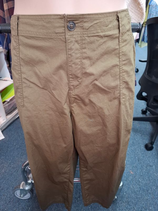 20W Liz Claiborne Valerie olive green cargo capri pants