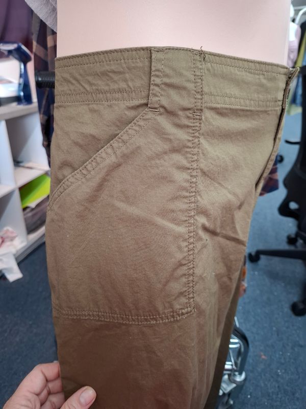 20W Liz Claiborne Valerie olive green cargo capri pants