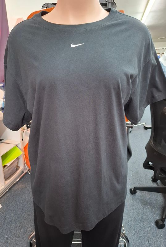 2x The Nike Tee loose fit black t-shirt top athletic