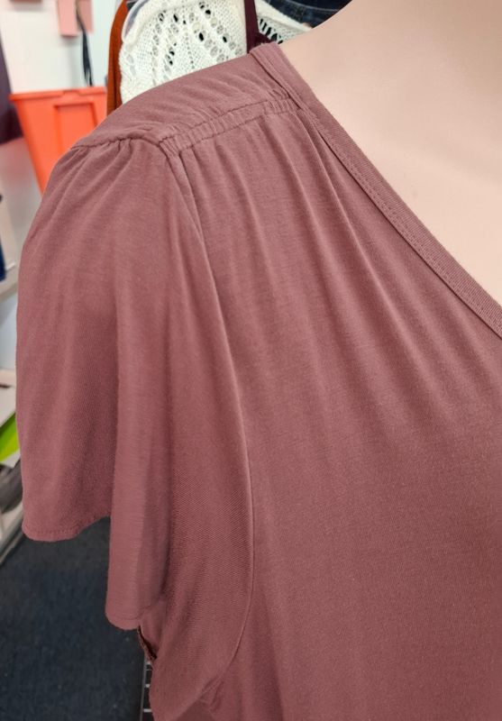 1x 24/7 by Maurices mauve t-shirt top flutter sleeve