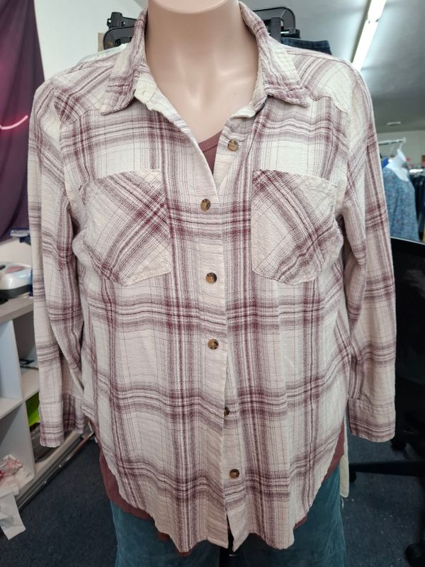 1x Maurices flannel plaid button front top shirt maroon tan