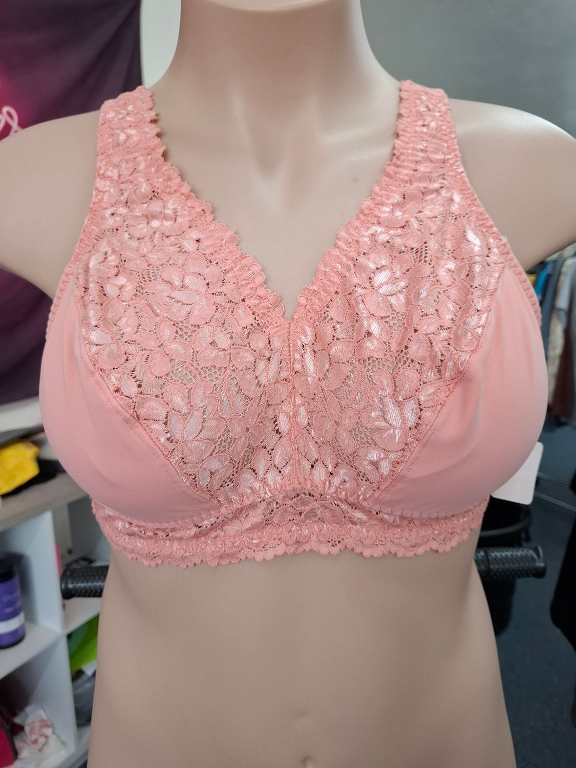 1x Breezies peach lace unlined wireless bra