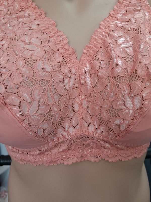 1x Breezies peach lace unlined wireless bra