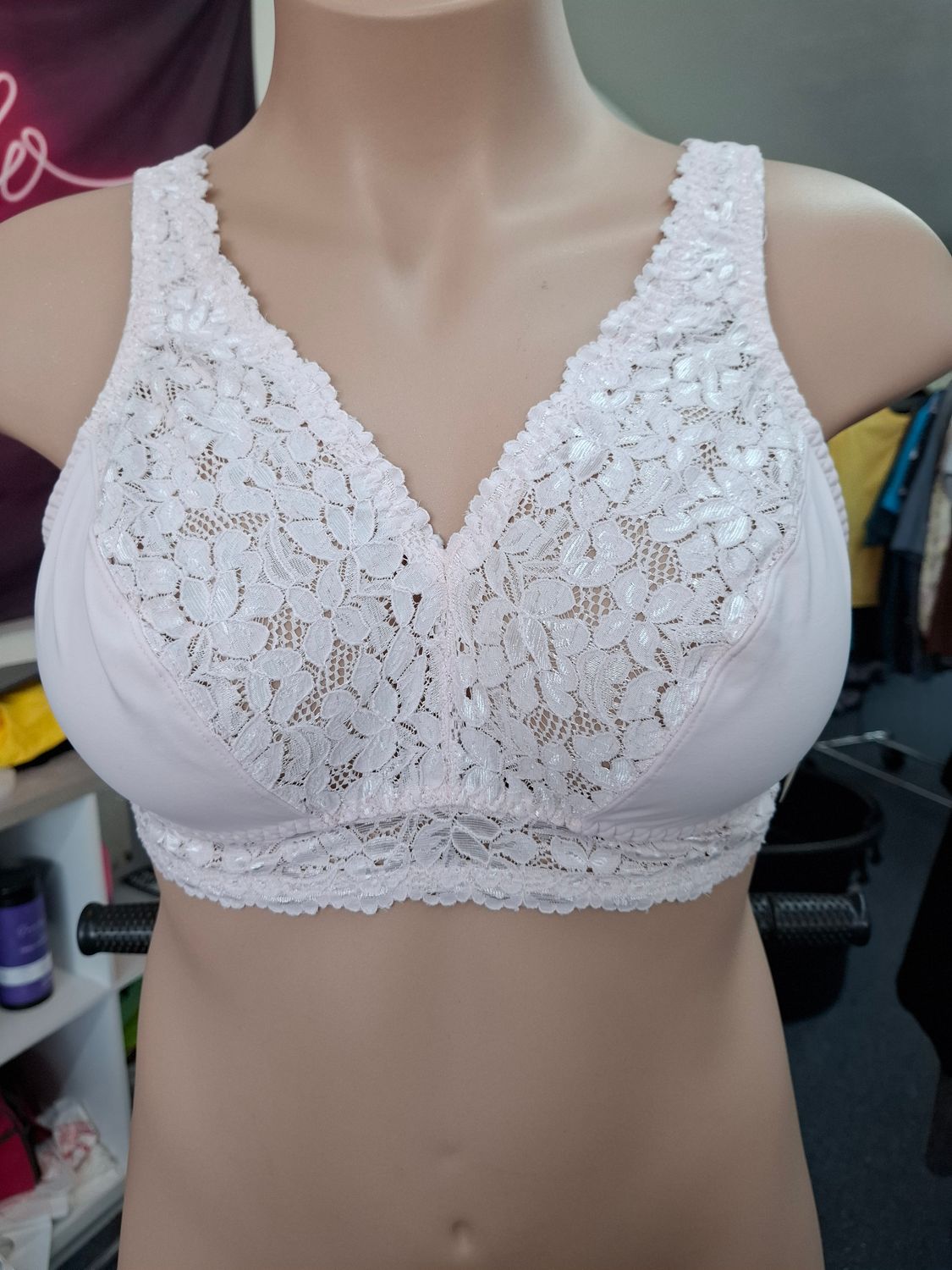 1x Breezies light pink lace unlined wireless bra