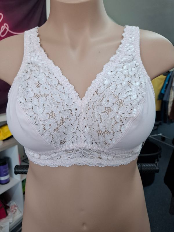 1x Breezies light pink lace unlined wireless bra