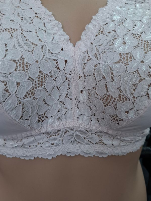 1x Breezies light pink lace unlined wireless bra
