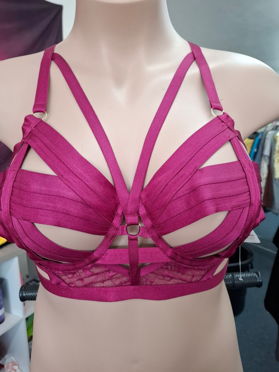 1x Torrid strappy pink lingerie bra 40D sexy