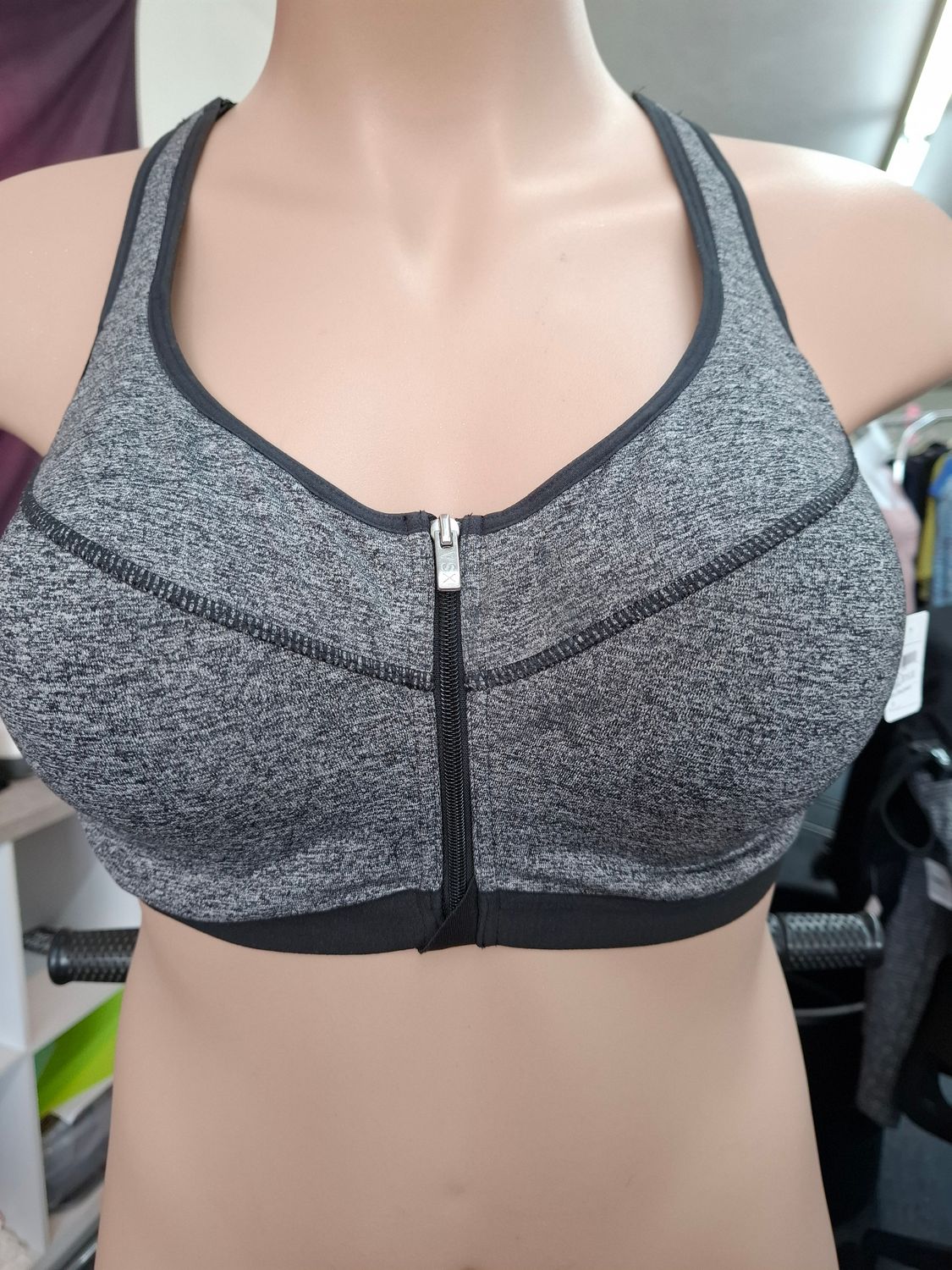 38DD Victoria's Secret Sport underwire sports bra front close