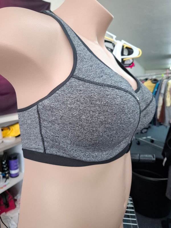 38DD Victoria's Secret Sport underwire sports bra front close
