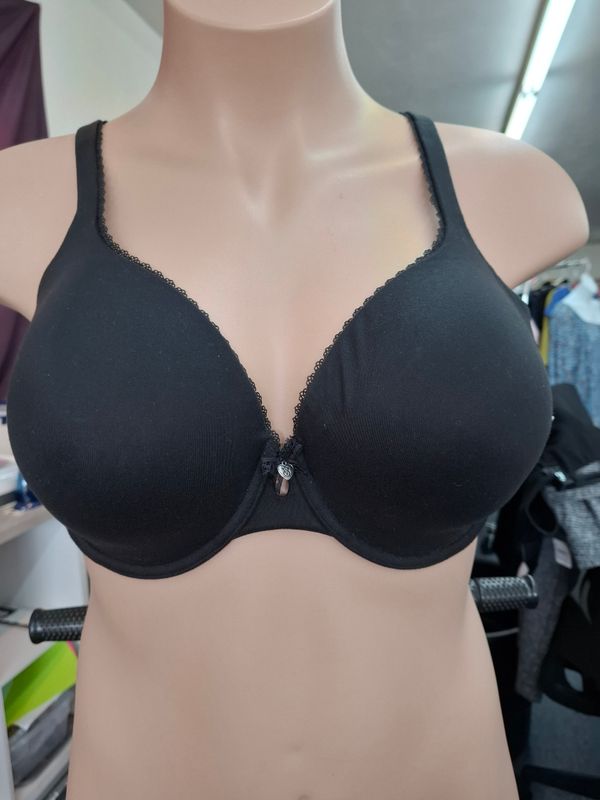 38DD Victoria's Secret Body by Victoria lined black bra