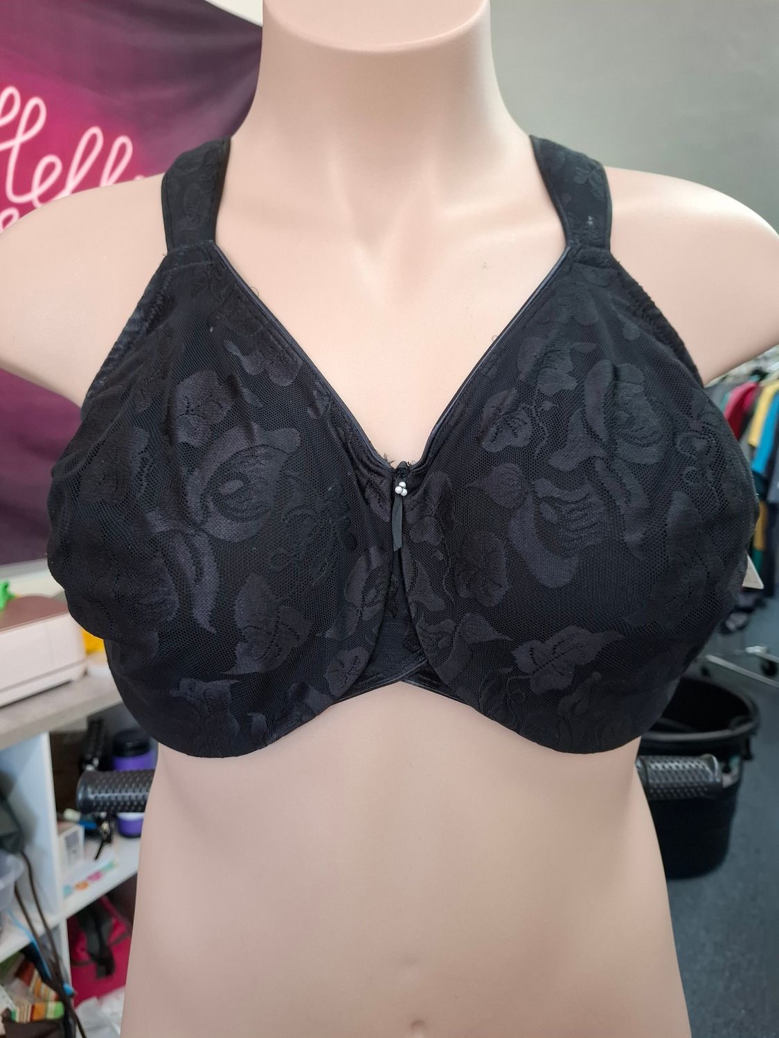 40H Wacoal black floral lace underwire bra